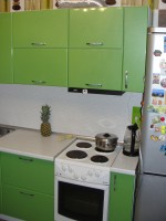 Кухня Еще одна кухня зеленый металлик, белый узор - право